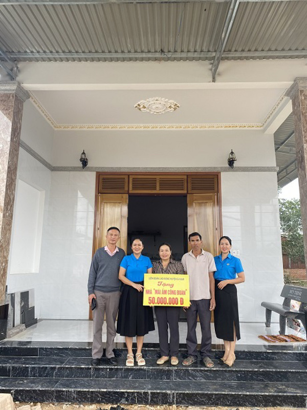 Liên đoàn Lao động huyện Ea Kar tổ chức bàn giao nhà  "Mái ấm Công đoàn" cho đoàn viên